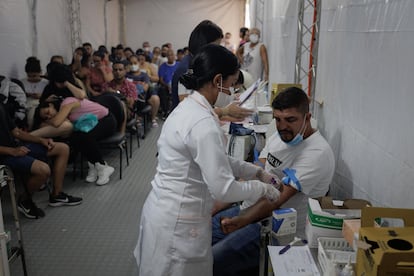Pacientes infectados y sospechosos de padecer dengue son atendidos en una tienda de campaña, instalada exclusivamente para el tratamiento de la enfermedad, en una unidad básica de salud de la zona este de São Paulo, Brasil el 15 de marzo de 2024.