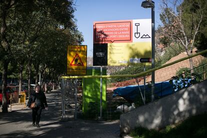 Obres d'instal·lació de dos ascensors al barri del Polvorí.