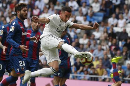 Lucas Vázquez lanza un tiro a la portería del Levante.