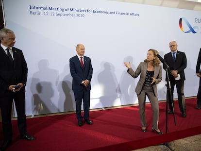 La minstra de Economía, Nadia Calviño, junto a los ministros de finanzas de Francia, Alemnia, Italia y Países Bajos, este viernes en Berlín.