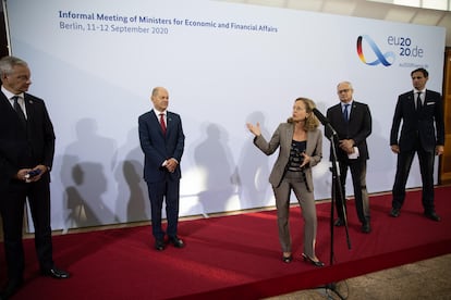 La minstra de Economía, Nadia Calviño, junto a los ministros de finanzas de Francia, Alemnia, Italia y Países Bajos, este viernes en Berlín.
