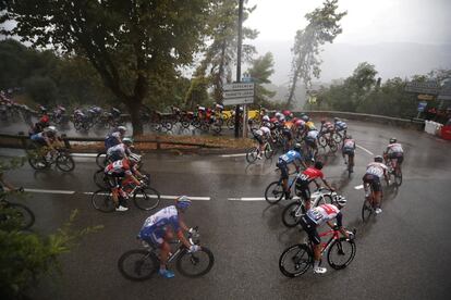 Descenso de los corredores por uno de los tramos de la primera etapa de la ronda francesa.