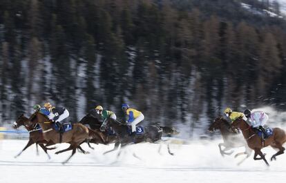 Los competidores corren con sus caballos en la carrera White Turf, en St. Moritz, Suiza.