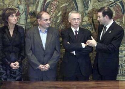 Ibarretxe, con Idoia Zenarruzabeitia (PNV), Javier Madrazo (IU) y Joseba Azkarraga (EA).