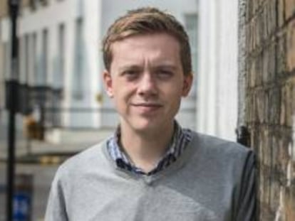 O escritor Owen Jones posa para a entrevista em