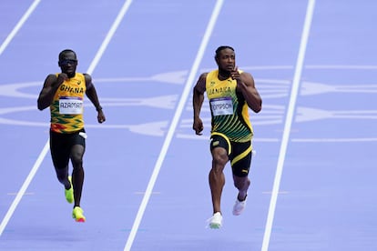 El jamaicano Kishane Thompson y Benjamin Azamati, de Ghana, en su serie de los 100 metros.