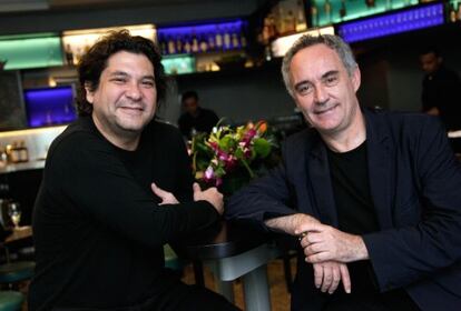 Los cocineros Gastón Acurio (izquierda) y Ferran Adrià, en Nueva York el lunes.