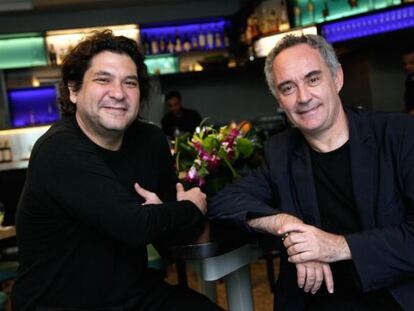 Los cocineros Gastón Acurio (izquierda) y Ferran Adrià, en Nueva York el lunes.