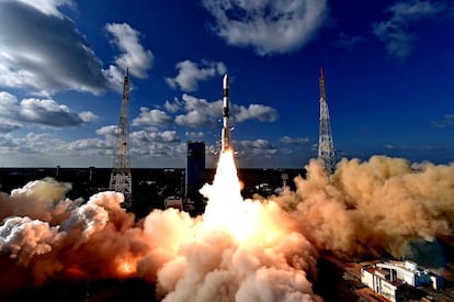 Una imagen proporcionada por la Organización de Investigación Espacial India (ISRO) muestra el lanzamiento del satélite de observación terrestre RISAT-2BR1 en el Estado de Andhra Pradesh, en el sureste del subcontinente.