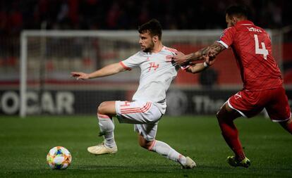 Juan Bernat conduce un balón durante el partido ante Malta.