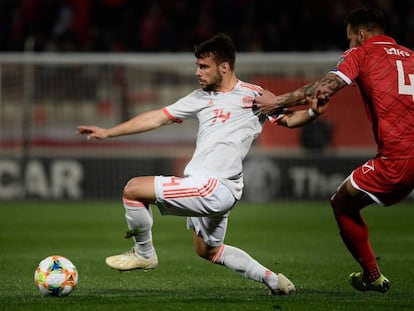 Juan Bernat conduce un balón durante el partido ante Malta.