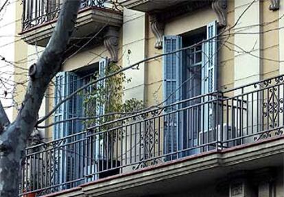 Balcones de la vivienda de Barcelona donde reside la familia del bebé muerto por malos tratos.