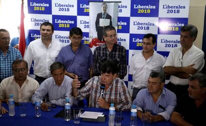 El líder opositor del partido Liberal paraguayo, Efraín Alegre, explica en una rueda de prensa porqué rechaza el diálogo con el gobierno.