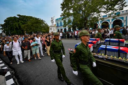 "Hoy el pueblo de Matanzas estará rindiendo sentido homenaje a los caídos en el control y extinción del incendio de la Base de Supertanqueros. Allí estaremos acompañando el dolor de las familias, que también es el de toda Cuba", escribió en Twitter Díaz-Canel antes del inicio del
homenaje.
