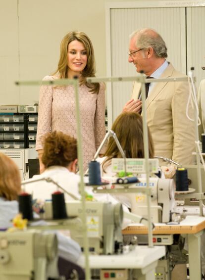 La princesa de Asturias durante su visita a una de las fábricas de Mango en Barcelona, donde ha estado acompañada por el presidente de la compañía textil, Isak Andic.