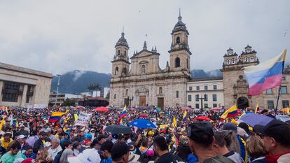 Miles de personas se manifiestan en contra del gobierno del presidente Gustavo Petro en las calles de Bogotá, el 21 de abril de 2024.