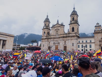 Miles de personas se manifiestan en contra del gobierno del presidente Gustavo Petro en las calles de Bogotá, el 21 de abril de 2024.