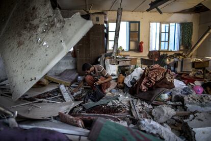 Un hombre busca entre los escombros de la escuela de Naciones Unidas bombardeada en el campo de refugiados de Yabalia, el 30 de julio de 2014. La ONU asegura que miles de personas se encontraban en las instalaciones cuando explotaron los proyectiles.