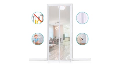 Mosquitera magnética para puerta sobre fondo blanco.