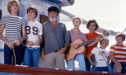 Algunos de los protagonistas de 'Verano azul', en el barco de Chanquete.