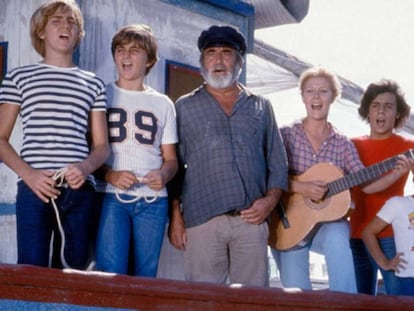 Algunos de los protagonistas de 'Verano azul', en el barco de Chanquete.