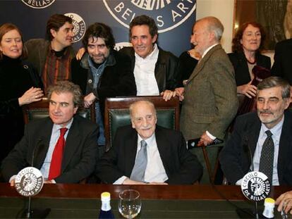 Francisco Ayala, entre César Antonio Molina (izquierda) y Juan Miguel Hernández León, con algunos de los asistentes al 99º cumpleaños del escritor, anoche en el Círculo de Bellas Artes de Madrid. De pie a la izquierda, Carolyn Richmond, su esposa, Luis García Montero, Joaquín Sabina, Miguel Ríos, Rosa Regàs y José Saramago.