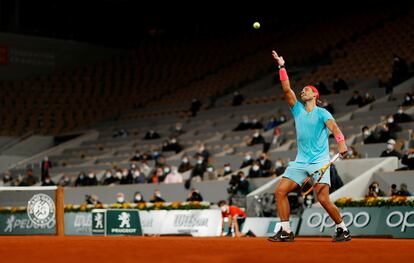 Nadal sirve durante el partido contra Travaglia, este viernes en la central de París.