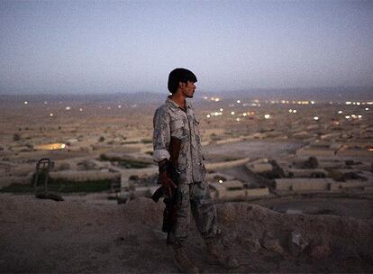 Un oficial de la guardia fronteriza afgana permanece en pie cerca de la pueblo paquistaní de Chaman.