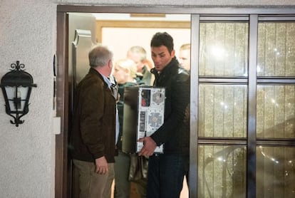 Police carry objects out of the home of the parents of Andreas Lubitz on Thursday.