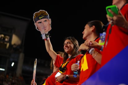 Una aficionada muestra el rostro en cartón de Rafa Nadal, durante las semifinales del Abierto de Acapulco.