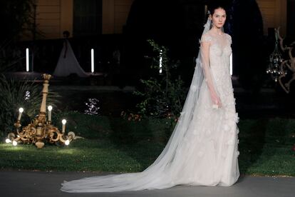 Una de las propuestas de la colección primavera verano 2020 de la línea de novias de Marchesa visto en el desfile de Barcelona del pasado miércoles.