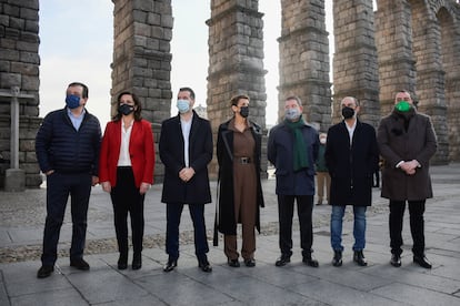 El candidato del PSOE a la Junta de Castilla y León, Luis Tudanca (tercero por la izquierda), en Segovia con los presidentes autonómicos Guillermo Fernández Vara, Concha Andreu, María Chivite, Emiliano García Page, Javier Lamban y Adrián Barbón,