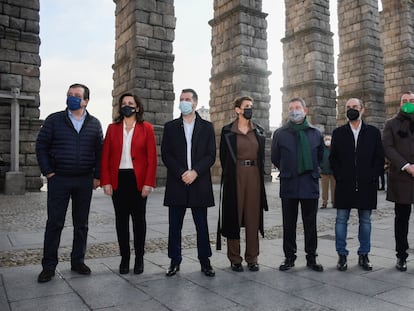 El candidato del PSOE a la Junta de Castilla y León, Luis Tudanca (tercero por la izquierda), en Segovia con los presidentes autonómicos Guillermo Fernández Vara, Concha Andreu, María Chivite, Emiliano García Page, Javier Lamban y Adrián Barbón,