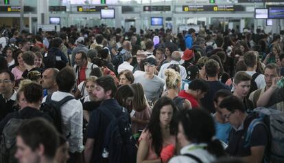 Les cues de passatgers a l'aeroport del Prat.