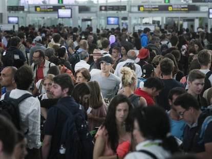 Les cues de passatgers a l'aeroport del Prat.