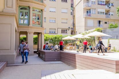 Exterior y terraza del café Centro Orlandai.