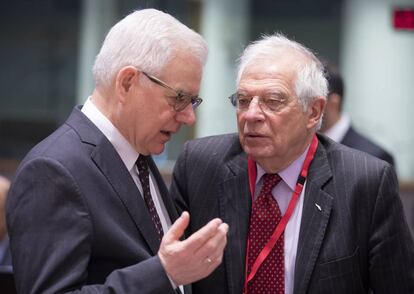 El ministro español de Exteriores, Josep Borrell, con su homólogo polaco, Jacek Czaputowicz, a la izquierda, este lunes en Bruselas.