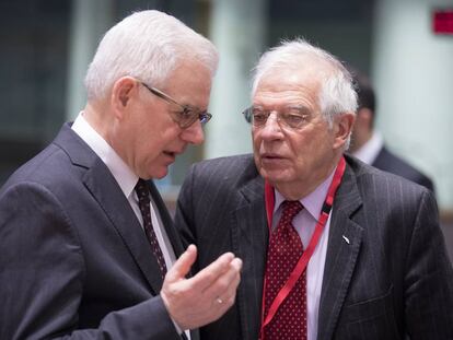 El ministro español de Exteriores, Josep Borrell, con su homólogo polaco, Jacek Czaputowicz, a la izquierda, este lunes en Bruselas.