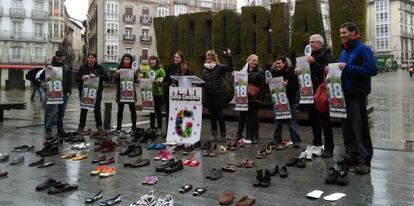 Miembros de Gora Gasteiz posan en la plaza de la Virgen Blanca, en Vitoria.
