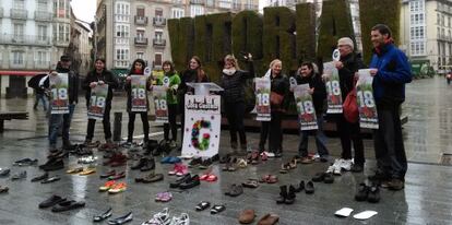 Miembros de Gora Gasteiz posan en la plaza de la Virgen Blanca, en Vitoria. 