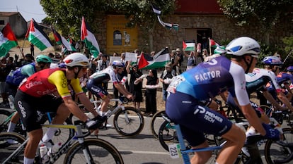 Manifestantes propalestinos se congregan en la etapa 20 de la Vuelta. 