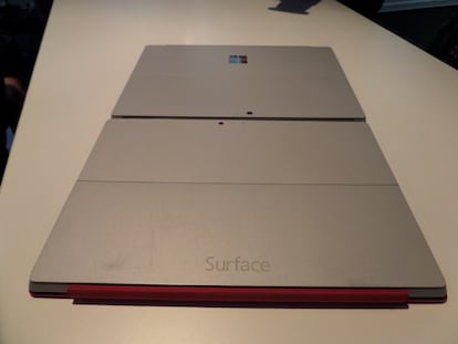 La Surface Pro 4 aumenta la cámara trasera hasta los 8 megapíxeles, frente a los 5 megapíxeles de la Surface Pro 3, repitiendo en ambas la misma para la videollamada y selfies frontales. Tampoco hay cambios en la autonomía y las conexiones USB. (Surface Pro 3 en primer plano, Surface Pro 4 detrás)