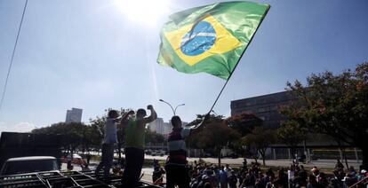 Camioneros brasile&ntilde;os protestando contra los precios del di&eacute;sel ante la compa&ntilde;&iacute;a estatal de abastecimiento Ceagesp, en Sao Paulo.