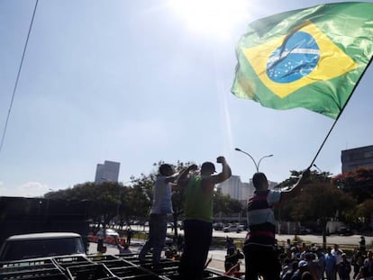 Camioneros brasile&ntilde;os protestando contra los precios del di&eacute;sel ante la compa&ntilde;&iacute;a estatal de abastecimiento Ceagesp, en Sao Paulo.