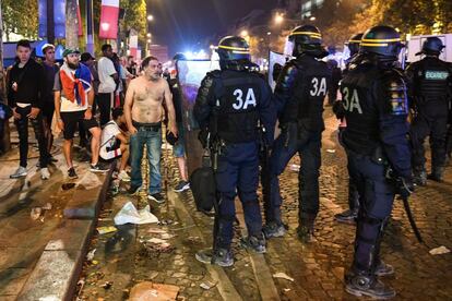 A festa da Copa terminou com uma pessoa morta, vários feridos, confrontos entre torcedores e a polícia e o saque de um shopping em Paris. Na imagem, um grupo de policiais dispersa torcedores na Champs-Élysées.