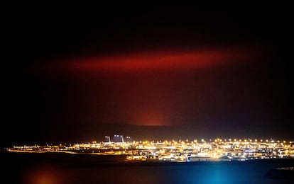 La erupción ha teñido de rojo el cielo de Reykiavik, en plena noche, y ha obligado a paralizar el tráfico aéreo por la zona.