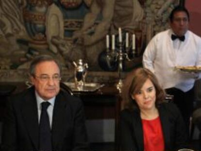 La vicepresidenta del Gobierno, Soraya S&aacute;enz de Santamar&iacute;a, junto al presidente del grupo ACS, Florentino P&eacute;rez, durante un desayuno con empresarios espa&ntilde;oles realizado hoy en la residencia del embajador de Espa&ntilde;a, en Lima. 