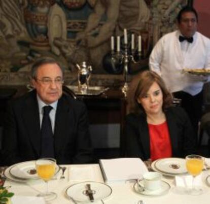 La vicepresidenta del Gobierno, Soraya S&aacute;enz de Santamar&iacute;a, junto al presidente del grupo ACS, Florentino P&eacute;rez, durante un desayuno con empresarios espa&ntilde;oles realizado hoy en la residencia del embajador de Espa&ntilde;a, en Lima. 