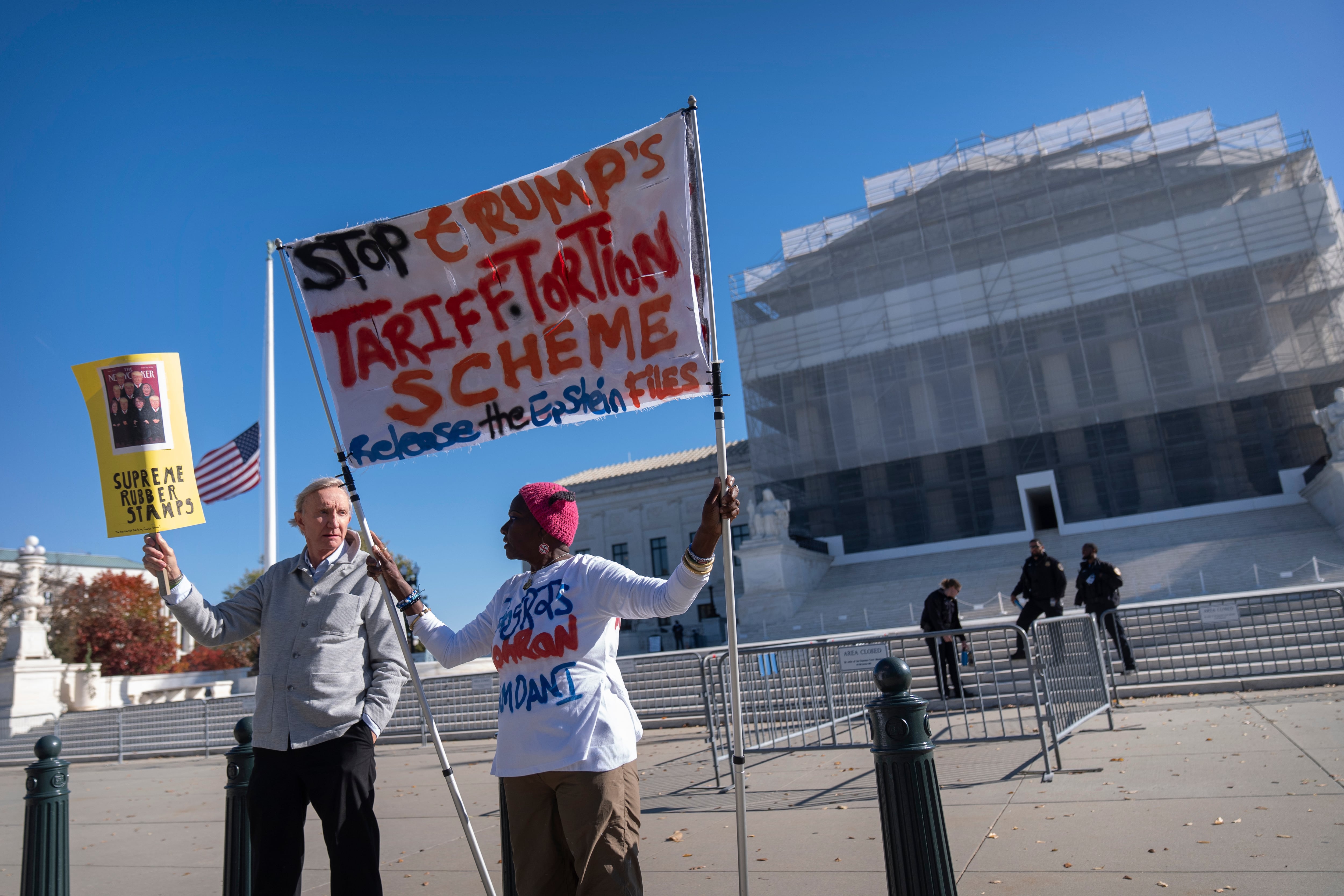 Un hombre sostiene un cartel contra los aranceles de Trump a las puertas de la sede del Supremo en Washington este miércoles.