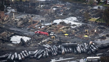 Vista aérea de la zona más afectada por la explosión del tren en Lac-Megantic (Canada), 9 de julio de 2013. La policía sigue investigando qué provocó que un tren de 72 vagones cargados de petróleo y aparcado a 13 kilómetros de la localidad, comenzara a desplazarse sin conductor pendiente abajo y a la deriva convirtiéndose en un preludio de destrucción.